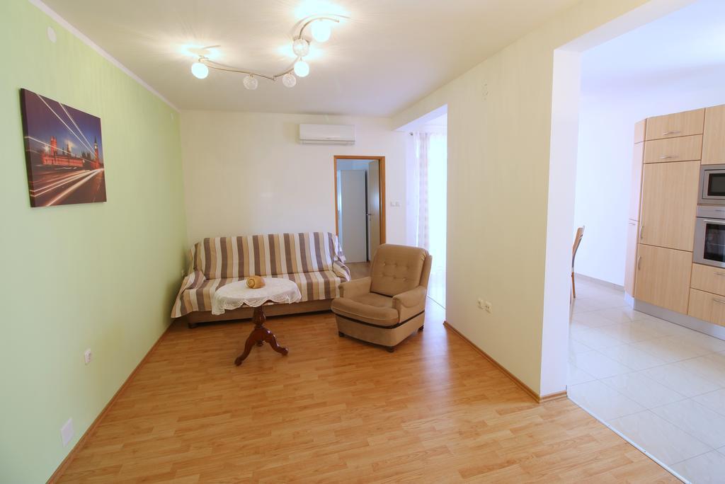 Apartment Luzia Баньоле Екстериор снимка