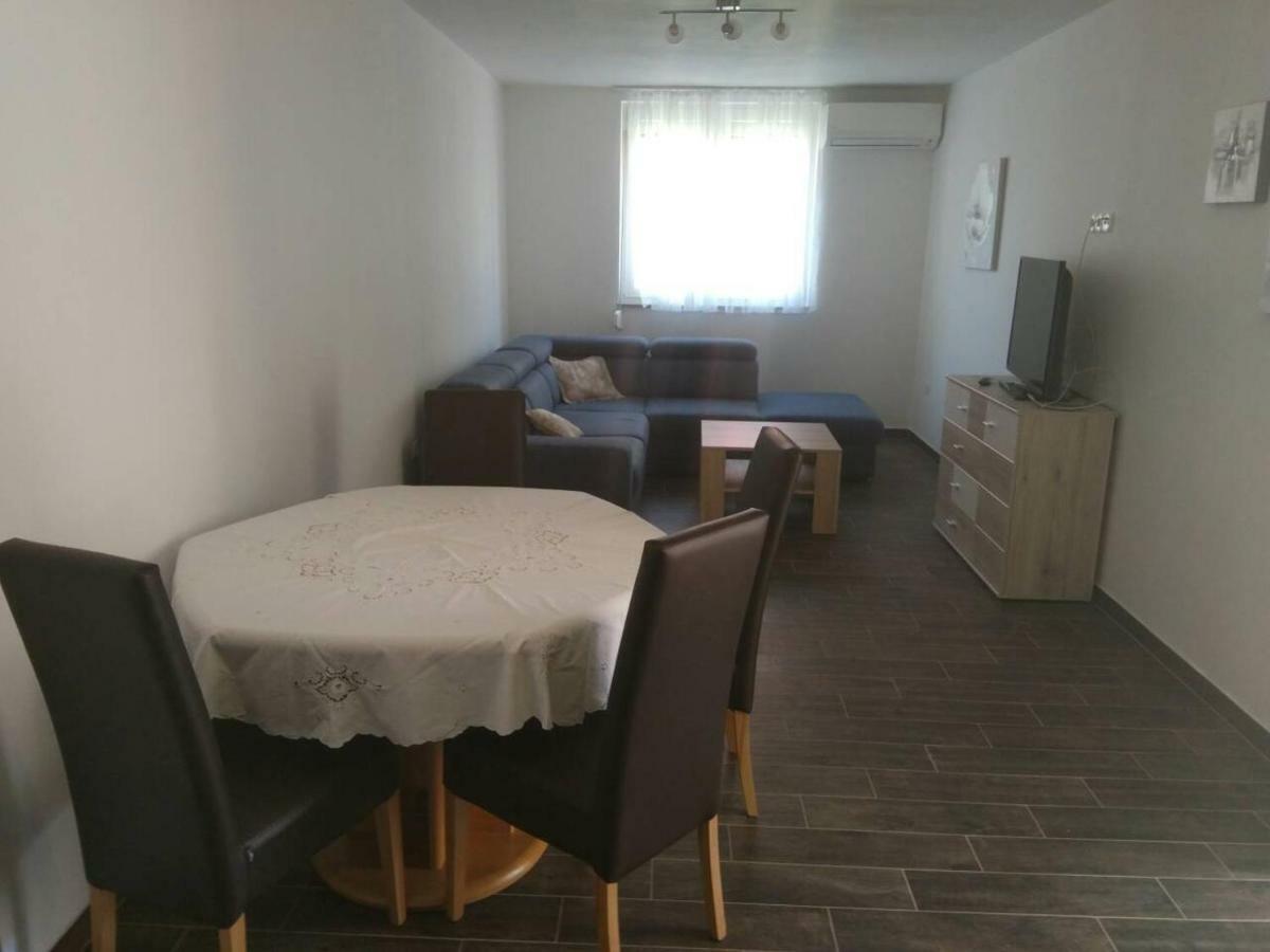 Apartment Luzia Баньоле Екстериор снимка
